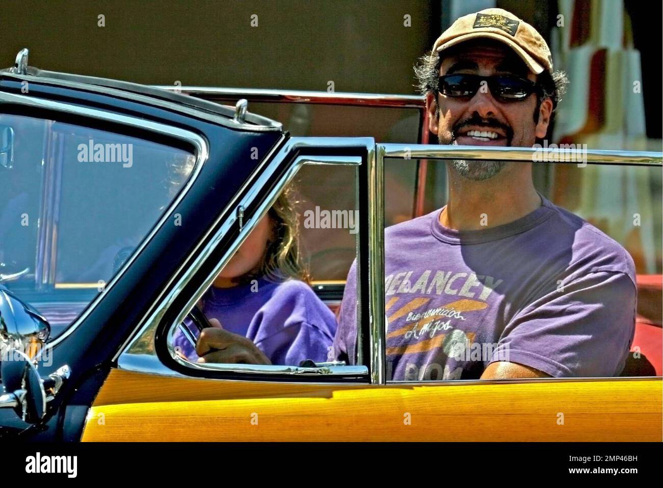 Exclusive!! Brad Garrett looks like a cartoon character behind the