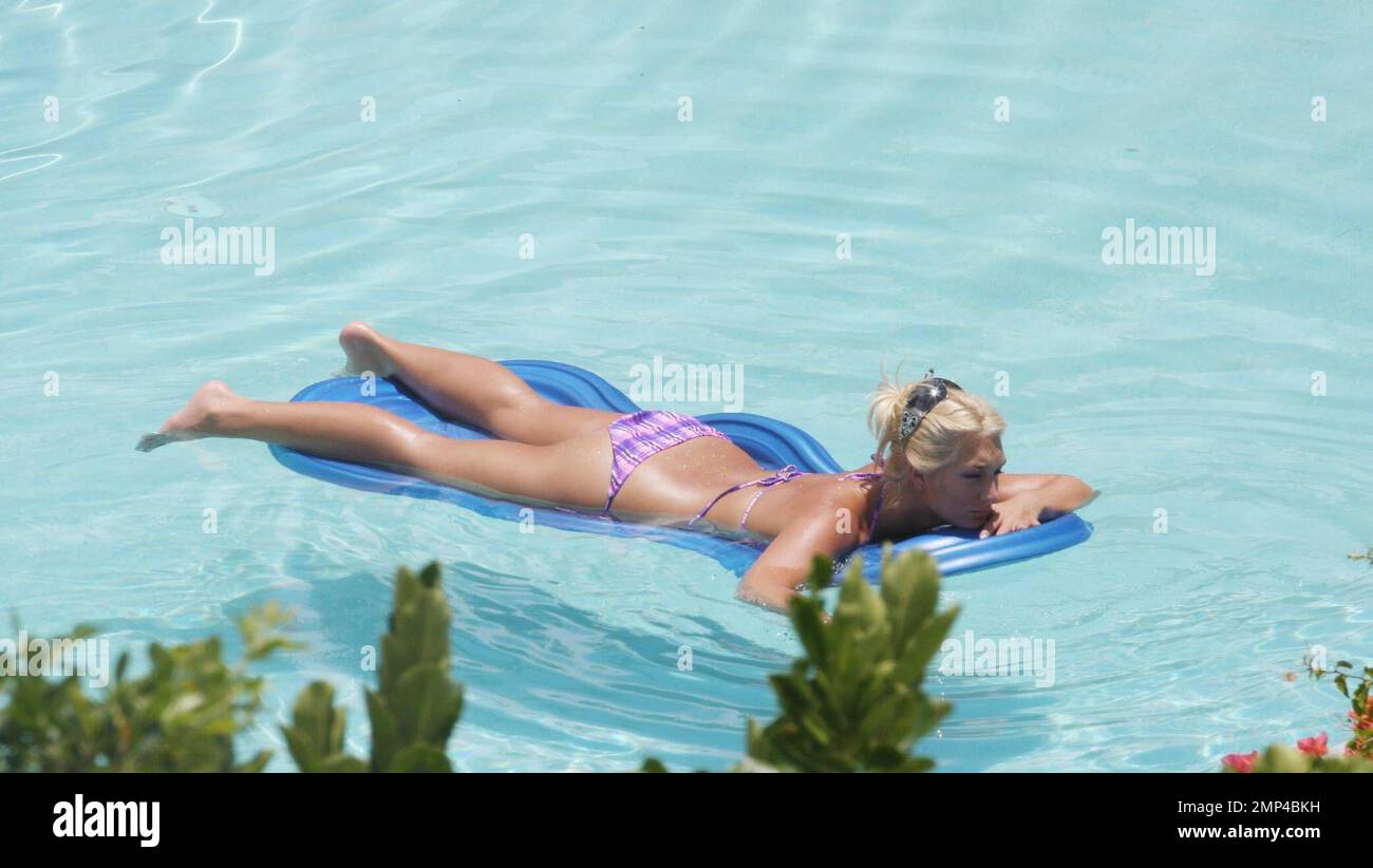 Stunning Brooke Hogan relaxes poolside in a bikini at an exclusive Miami  Beach hotel. The singing and dancing daughter of Wrestler Hulk Hogan spent  time inbetween rain showers texting on her phone