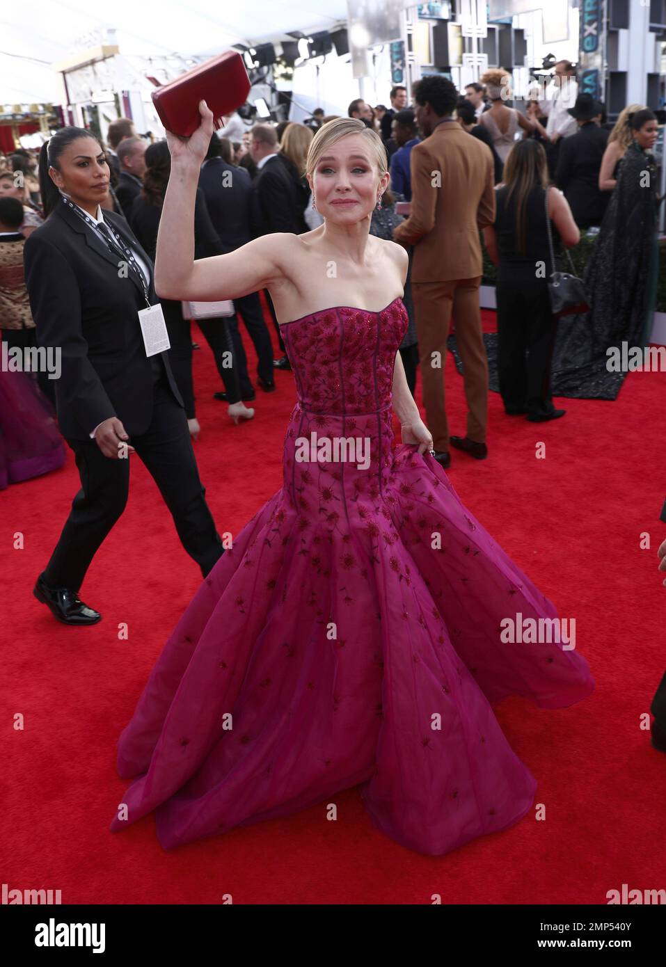 Kristen Bell Arrives At The 24th Annual Screen Actors Guild Awards At ...