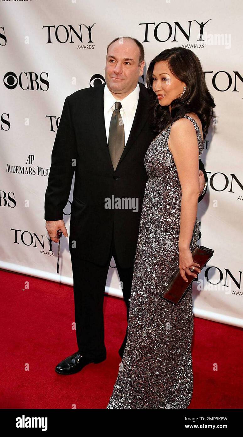 Wer war der erste Promi, von dem du überrascht warst, dass er jünger ist  als du? Meiner war James Gandolfini, hier zu sehen im Jahr 1999. :  r/OldSchoolCool, image size:774x1390