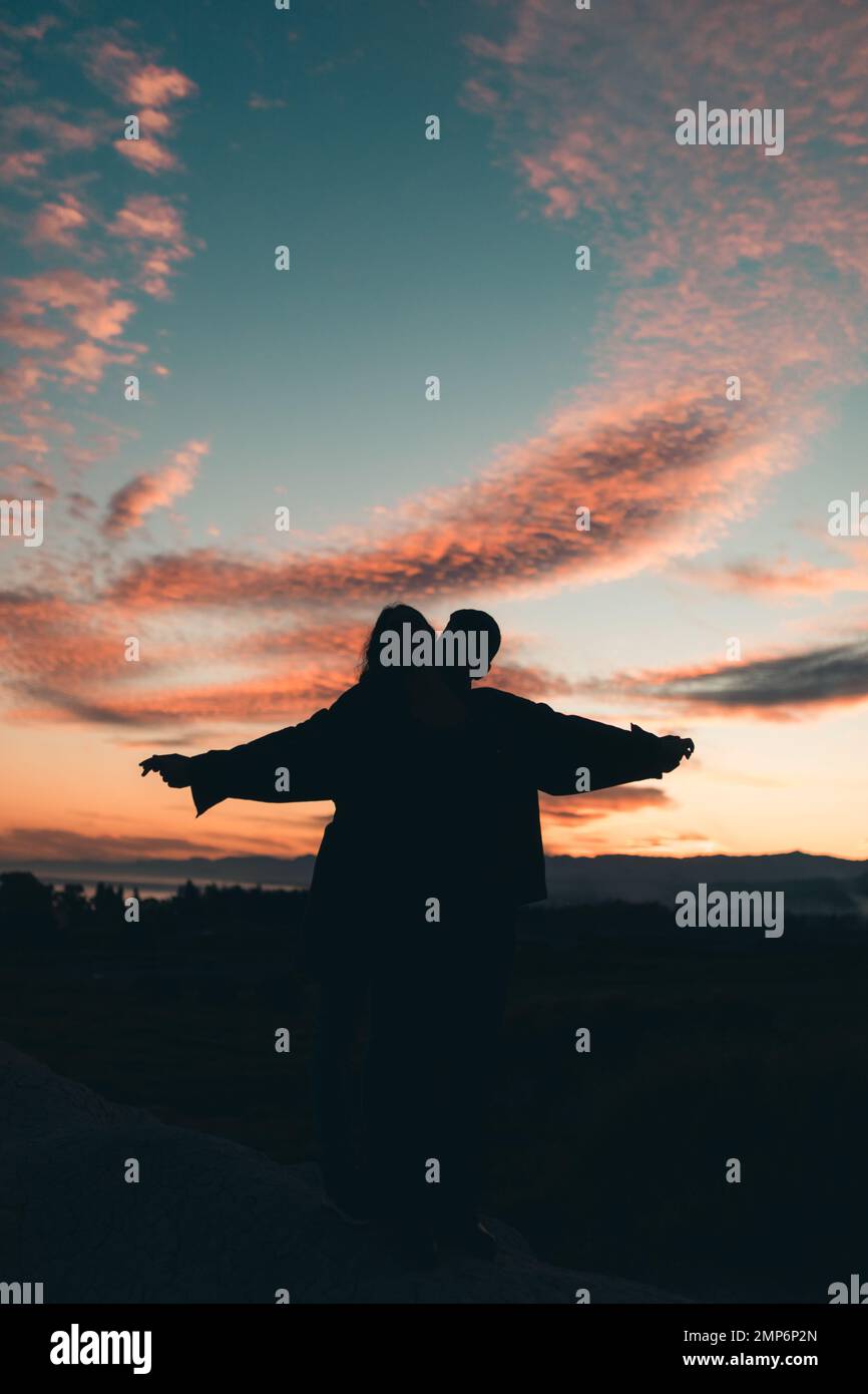 Couple silhouette embrace hi-res stock photography and images - Alamy