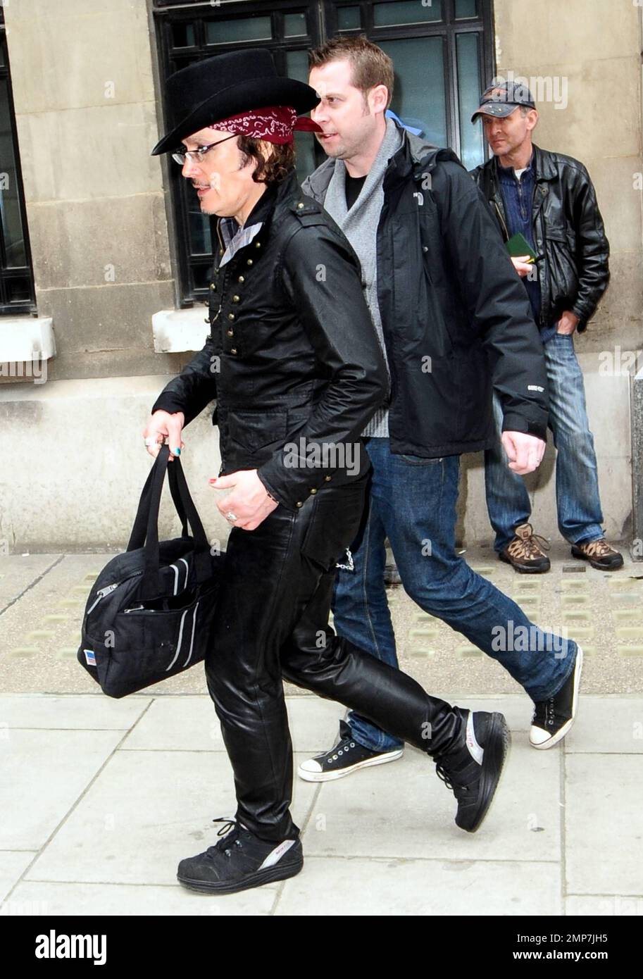 Wearing black outfit complete hi-res stock photography and images - Alamy
