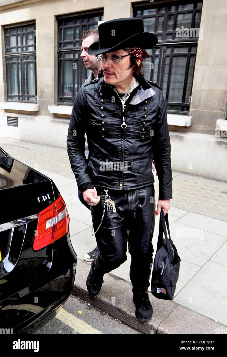 Wearing black outfit complete hi-res stock photography and images - Alamy