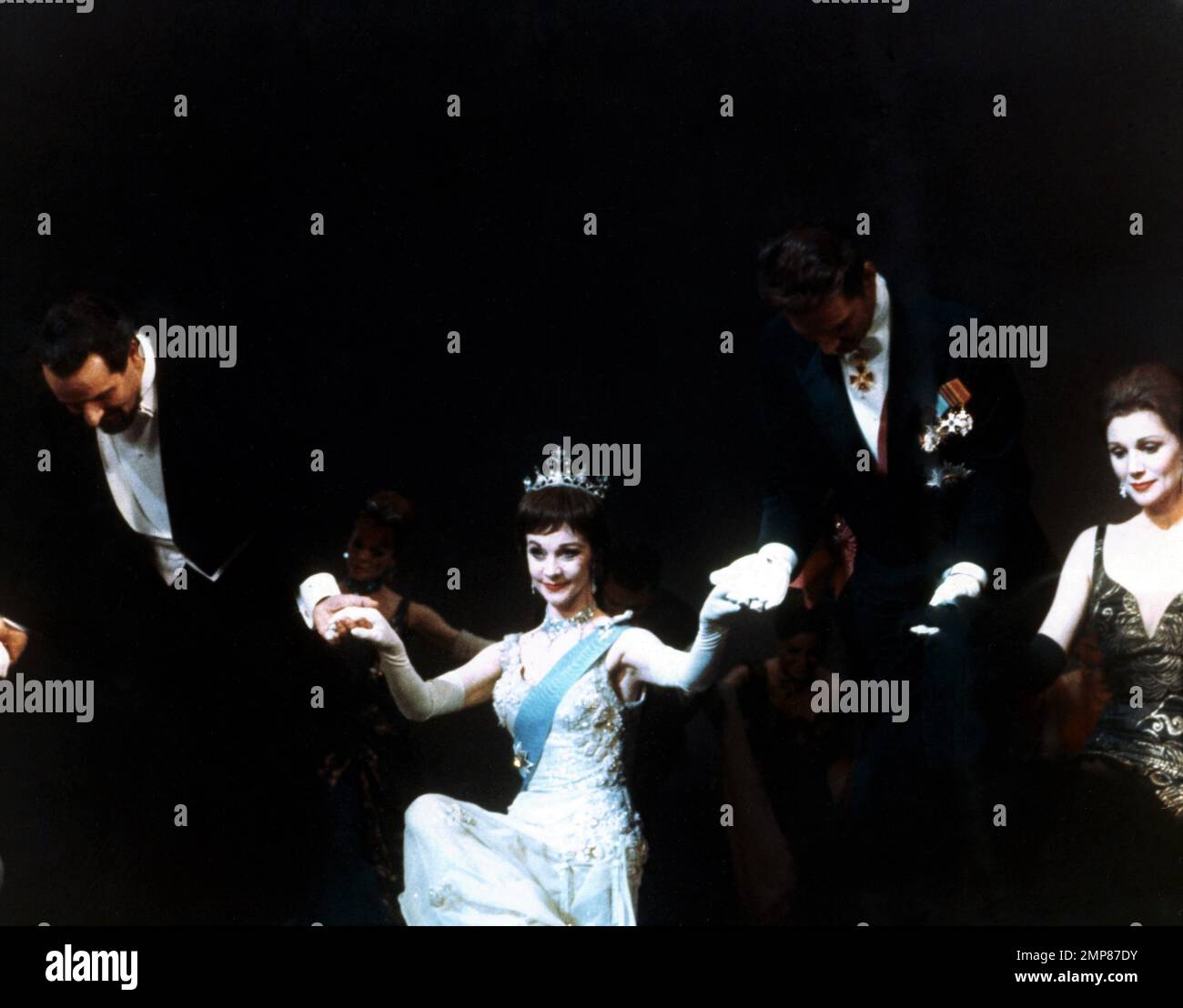 VIVIEN LEIGH and JEAN-PIERRE AUMONT with Cast Members taking curtain ...