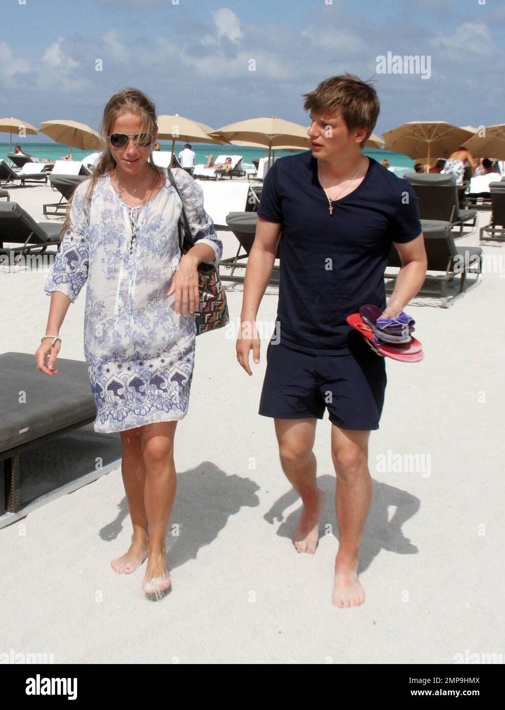 Porno tomosha qilib, Sonya akasiga dam olishga yordam beradi.