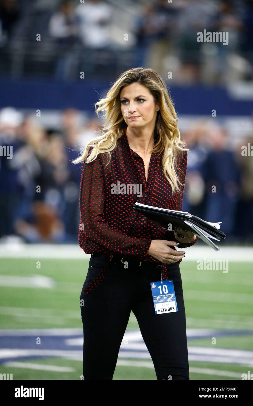 Field reporter Erin Andrews watches warmups before an NFL football game ...