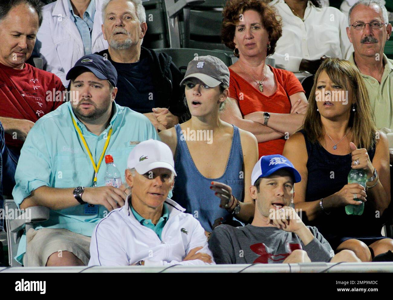 Brooklyn Decker watches her husband Andy Roddick during his match