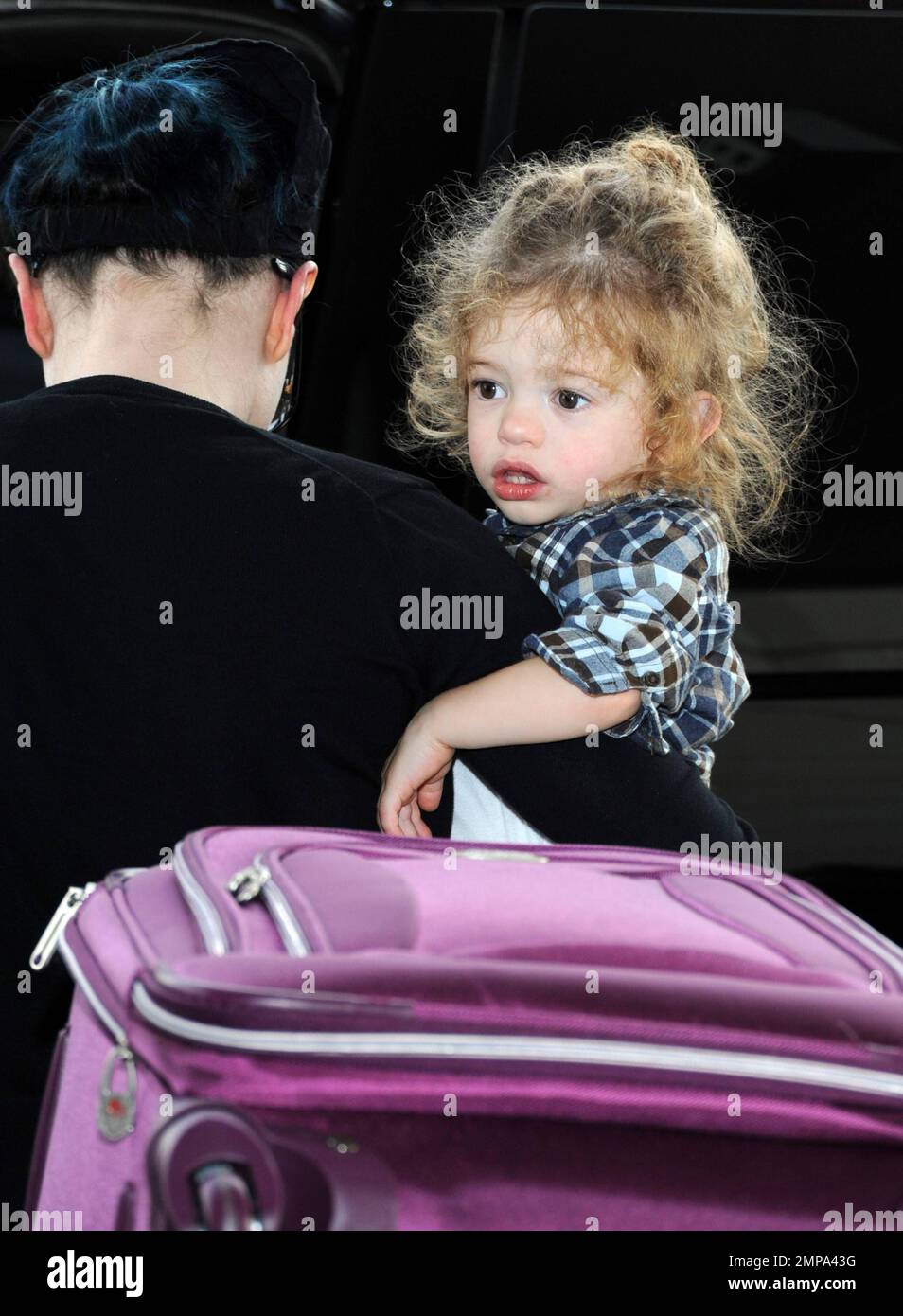 Anna Paquin and Stephen Moyer with twins Charlie and Poppy at LAX airport  in Los Angeles, CA. 18th December, 2014 Stock Photo - Alamy