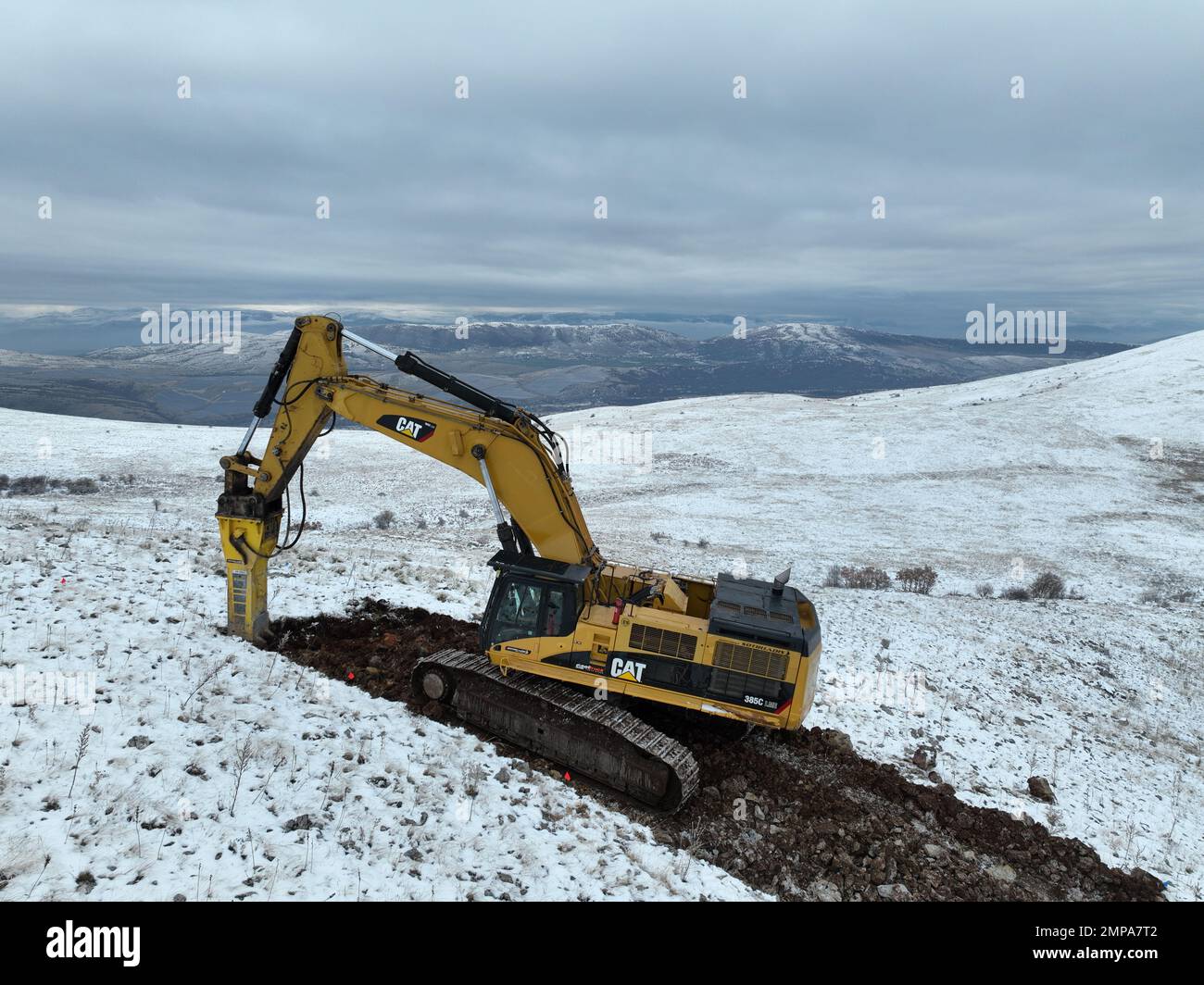Excavator on mountain hi-res stock photography and images - Alamy