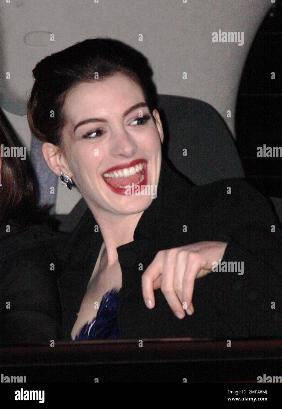 Anne hathaway deals earrings