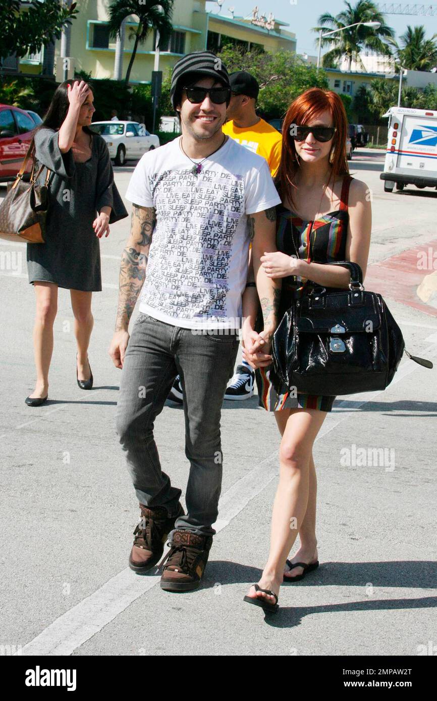 Exclusive!! Ashlee Simpson enjoys a stroll with boyfriend Pete Wentz and  friends in South Beach following her \, image size:866x1390