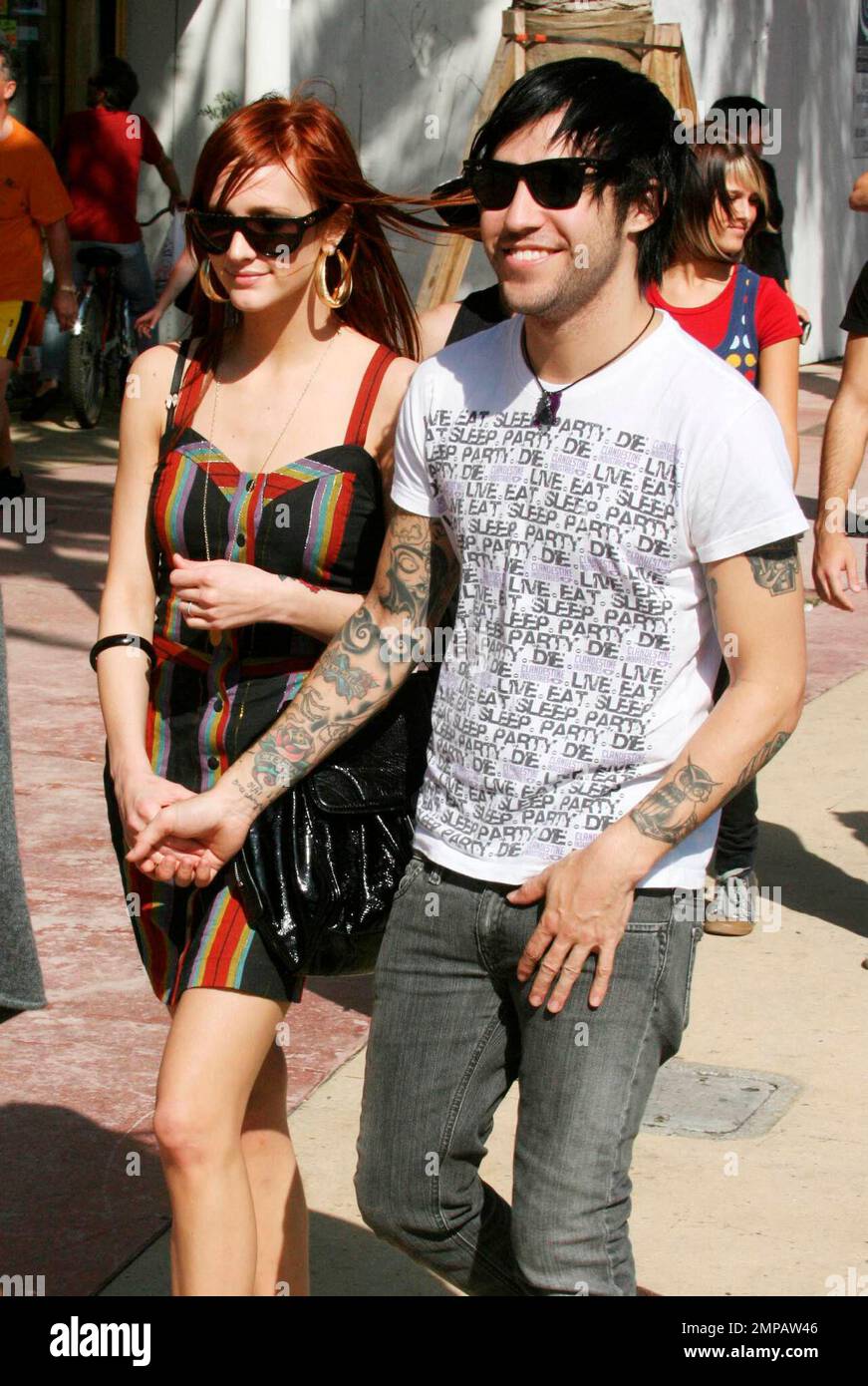 Exclusive!! Ashlee Simpson enjoys a stroll with boyfriend Pete Wentz and  friends in South Beach following her \, image size:871x1390