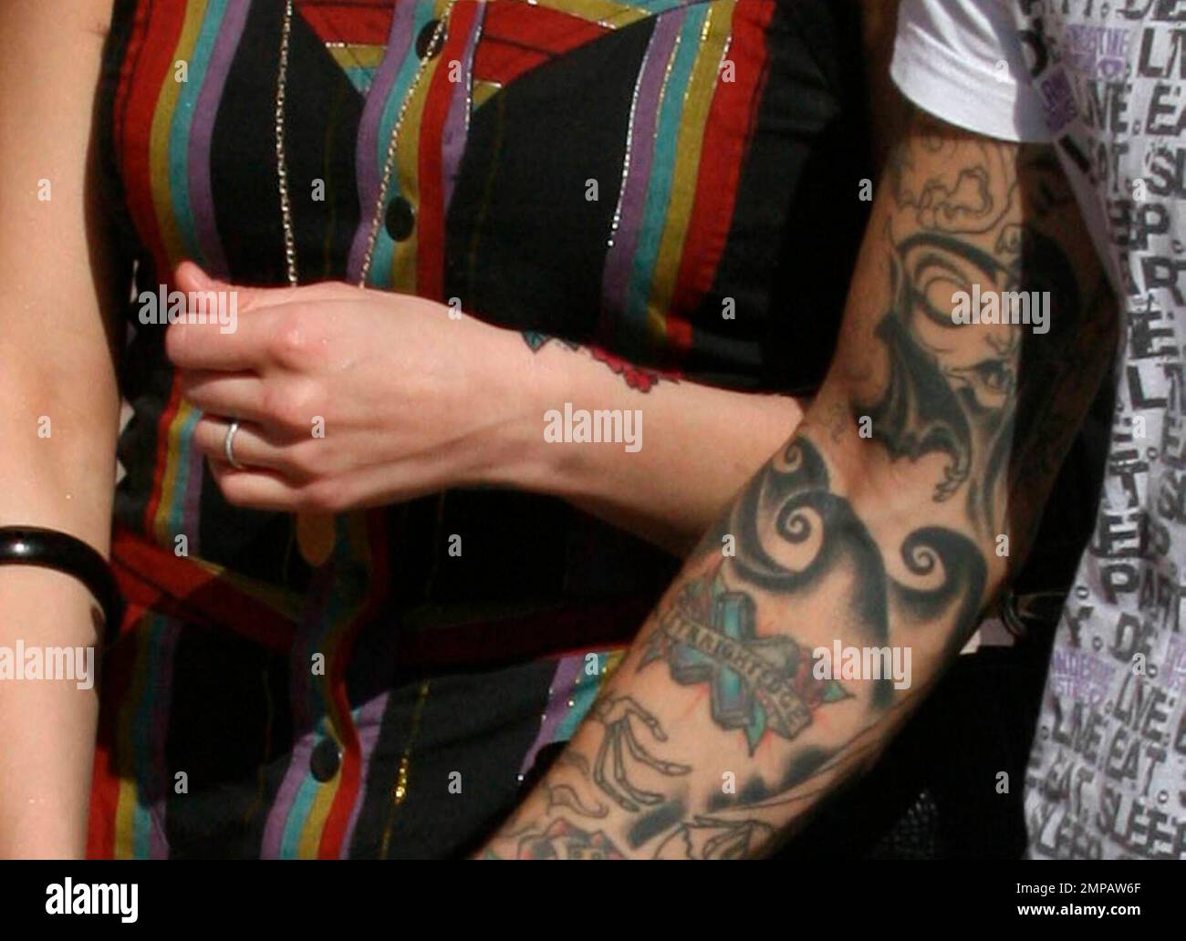 Exclusive!! Ashlee Simpson enjoys a stroll with boyfriend Pete Wentz and  friends in South Beach following her \, image size:1300x1032