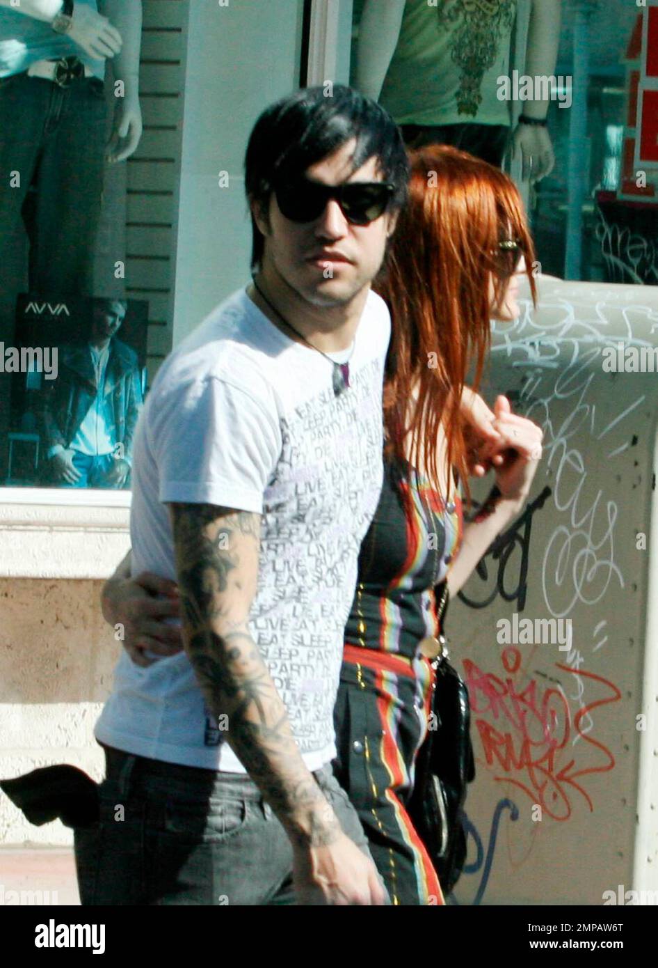 Exclusive!! Ashlee Simpson enjoys a stroll with boyfriend Pete Wentz and  friends in South Beach following her \, image size:946x1390