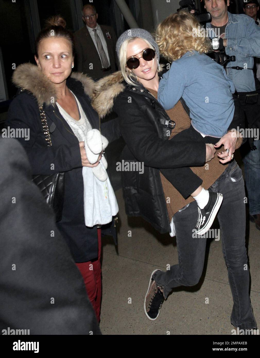 wearing-large-round-sunglasses-and-no-makeup-newly-single-ashlee