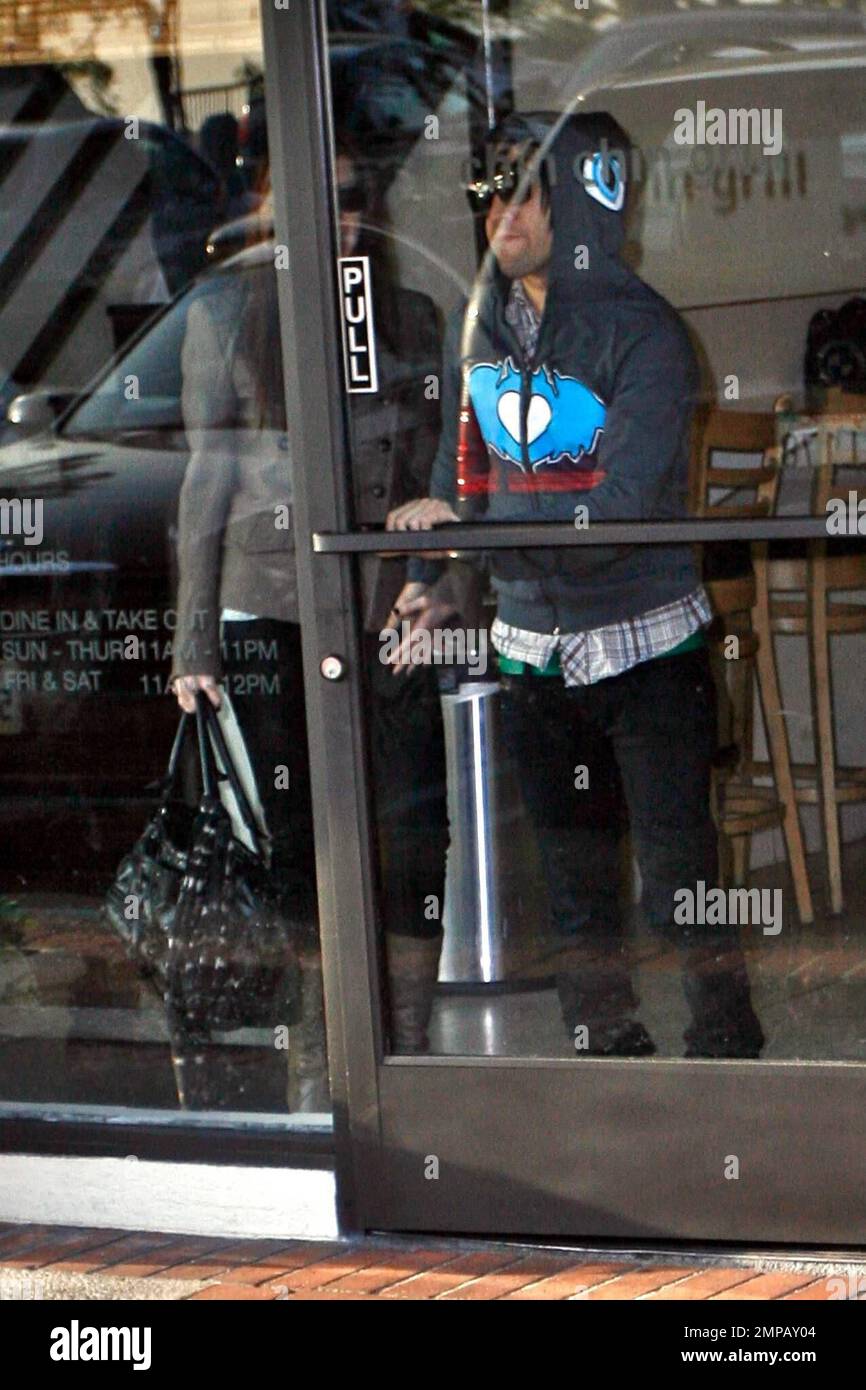 Ashlee Simpson and Pete Wentz have lunch at Chin Chin on the Sunset