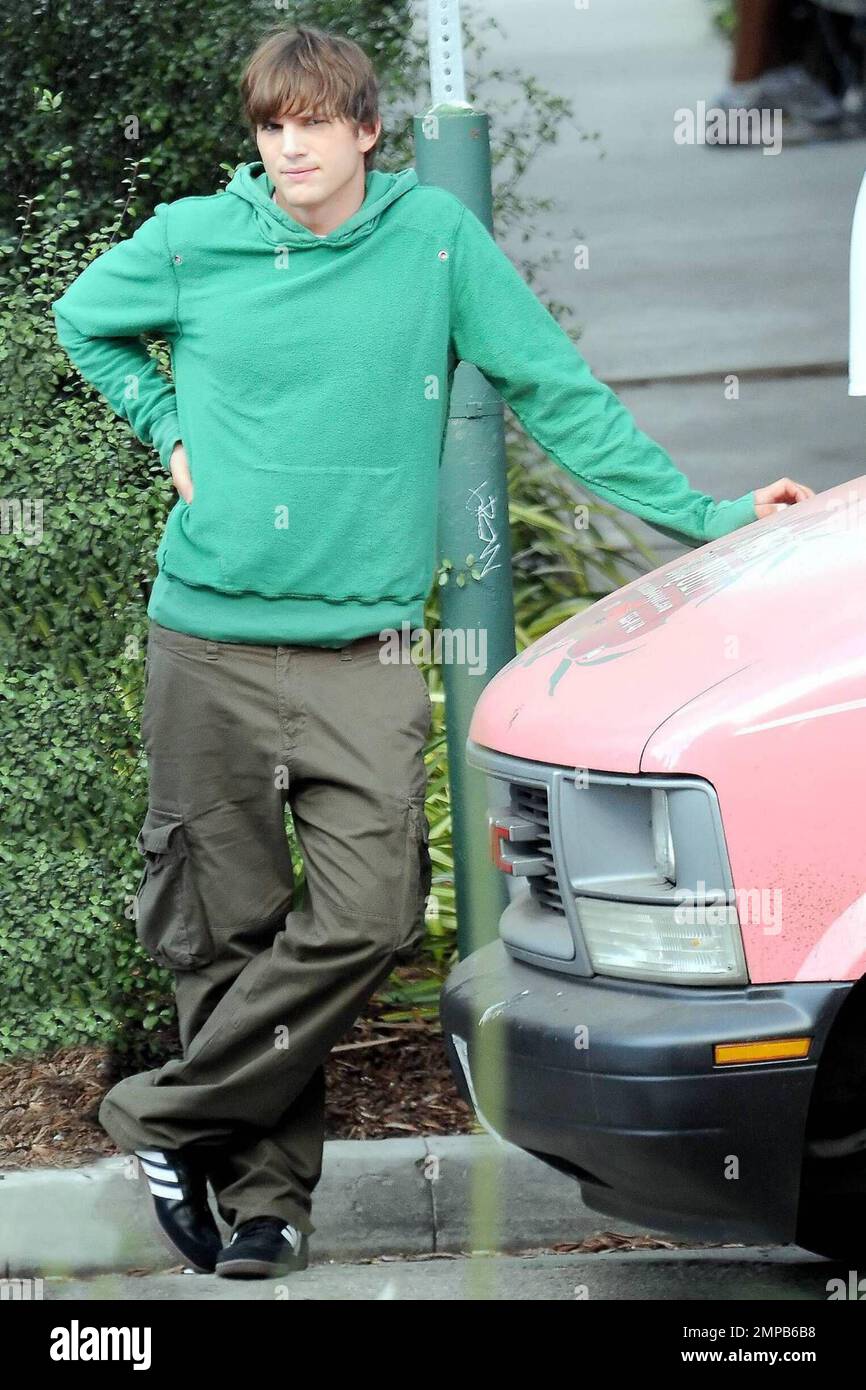 Ashton Kutcher films a scene for his new movie "Valentines Day" in Los ...