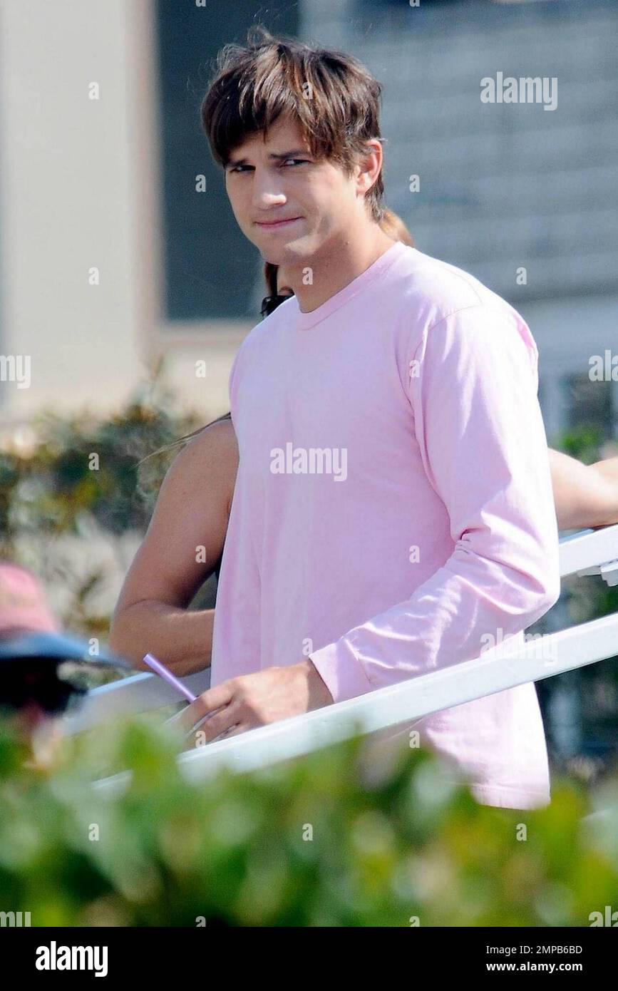 - Ashton Kutcher films a scene for his new movie "Valentines Day" in