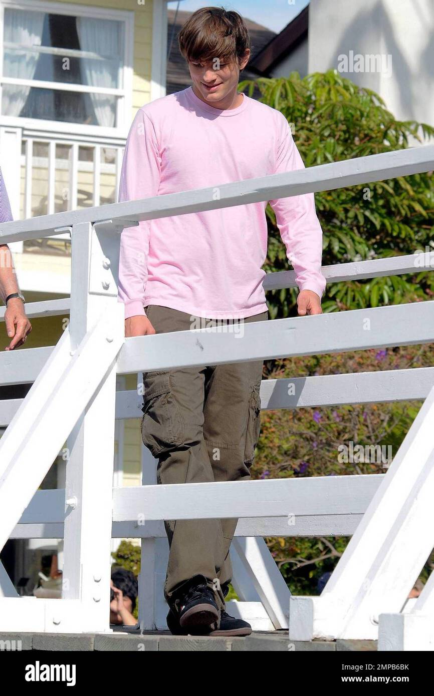 - Ashton Kutcher films a scene for his new movie "Valentines Day" in ...