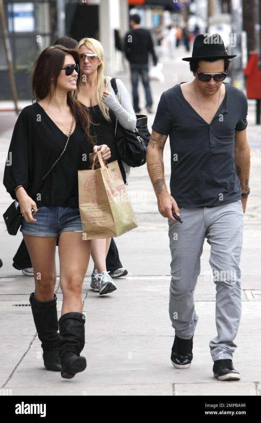 Audrina Patridge and boyfriend singer Ryan Cabrera carry some takeout away from a vegetarian