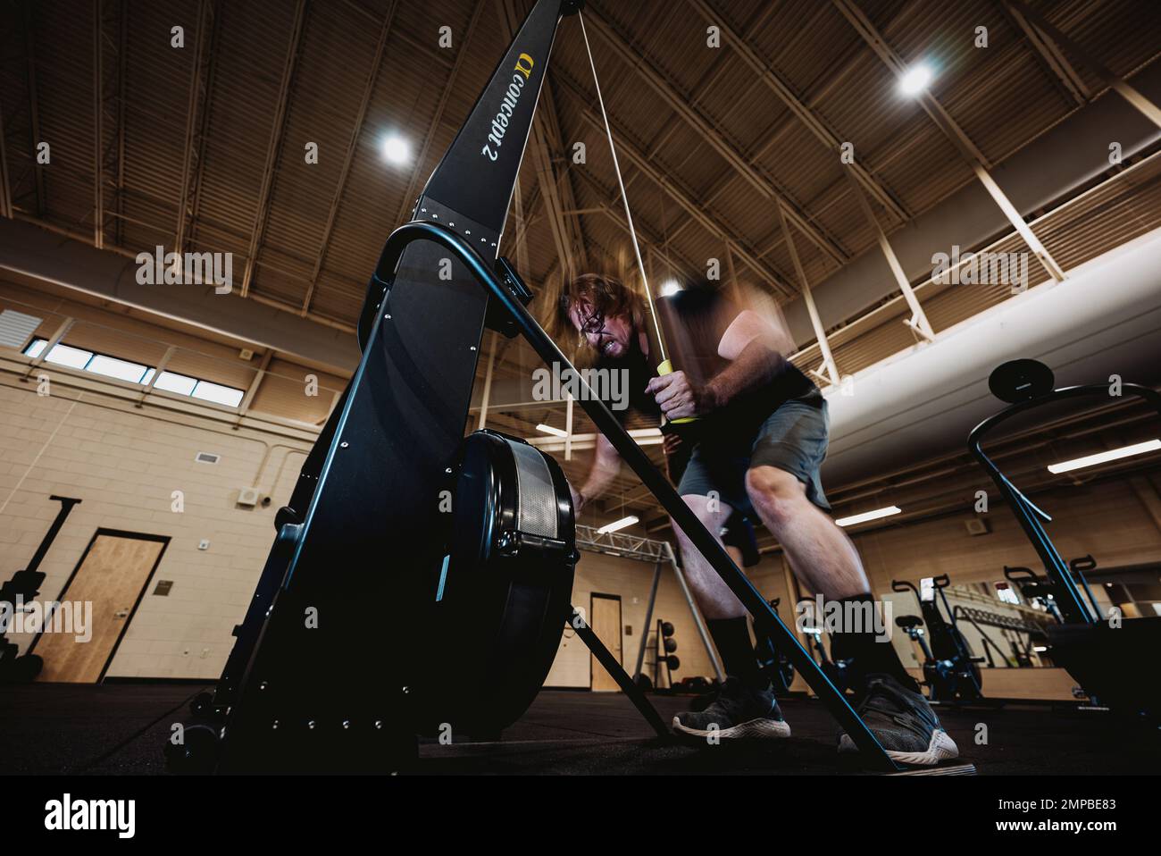 Kt kelley mix 107 5 radio host performs cable rows while preparing