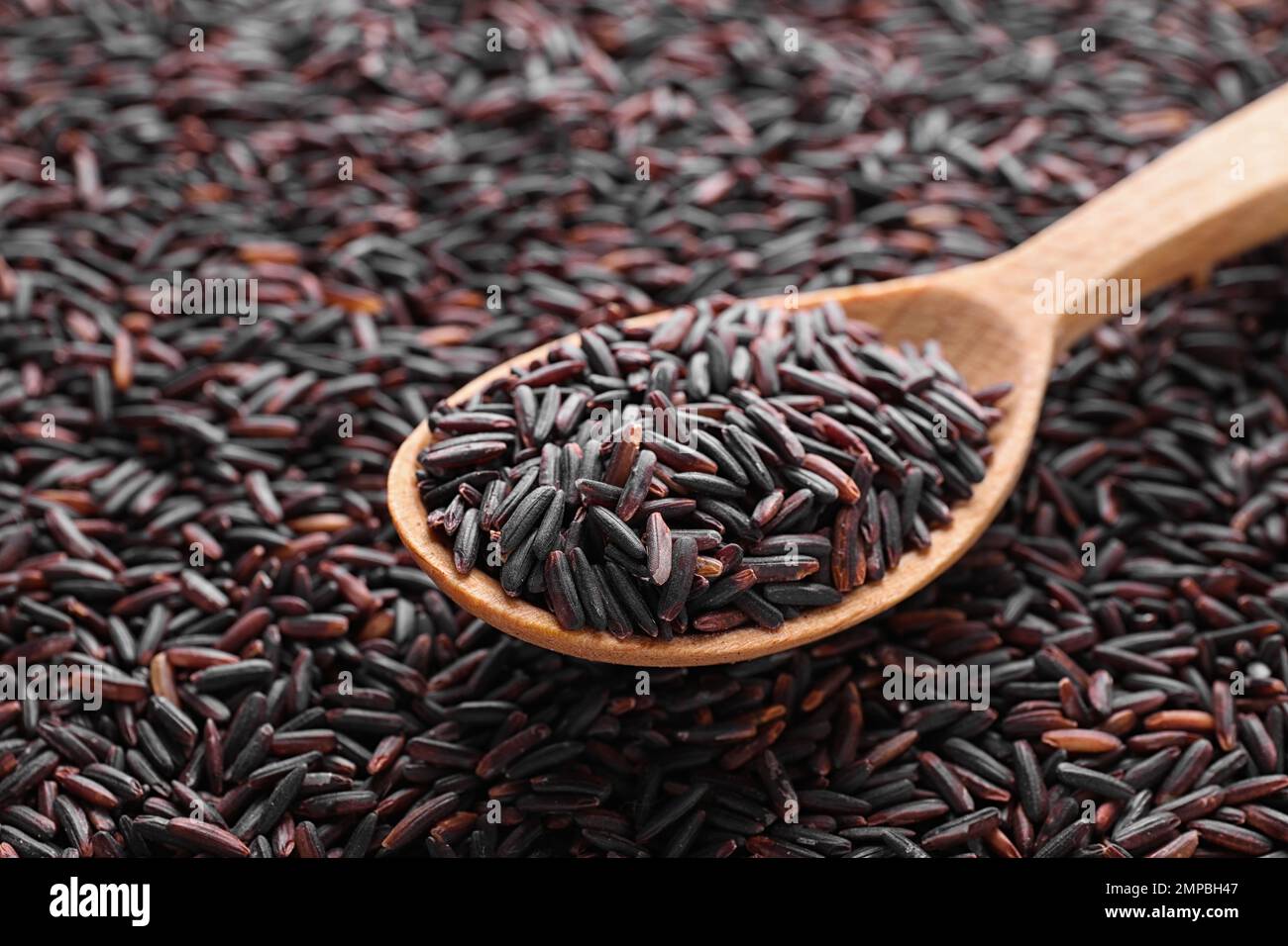 Pile of brown rice with spoon, closeup, closeup Stock Photo - Alamy