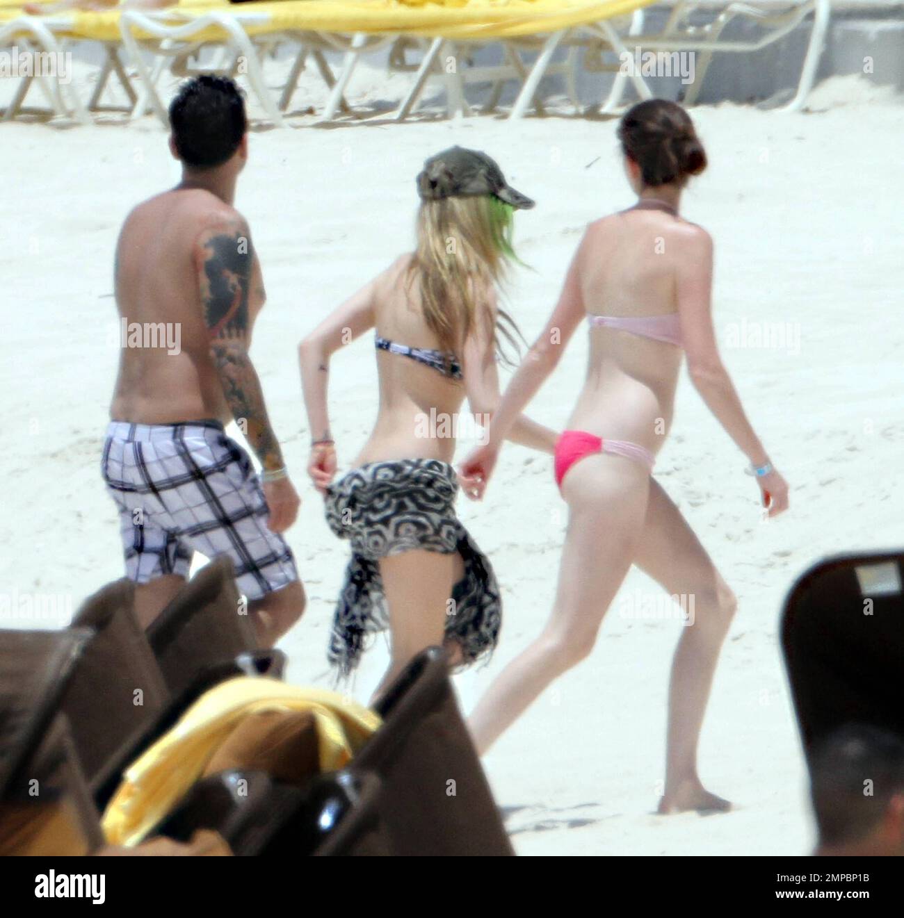 EXCLUSIVE!! Avril Lavigne shows off her fit figure in a black and white  bikini during a beach break with her band and her brother, Matt Lavigne, at  the Atlantis Paradise Island Resort