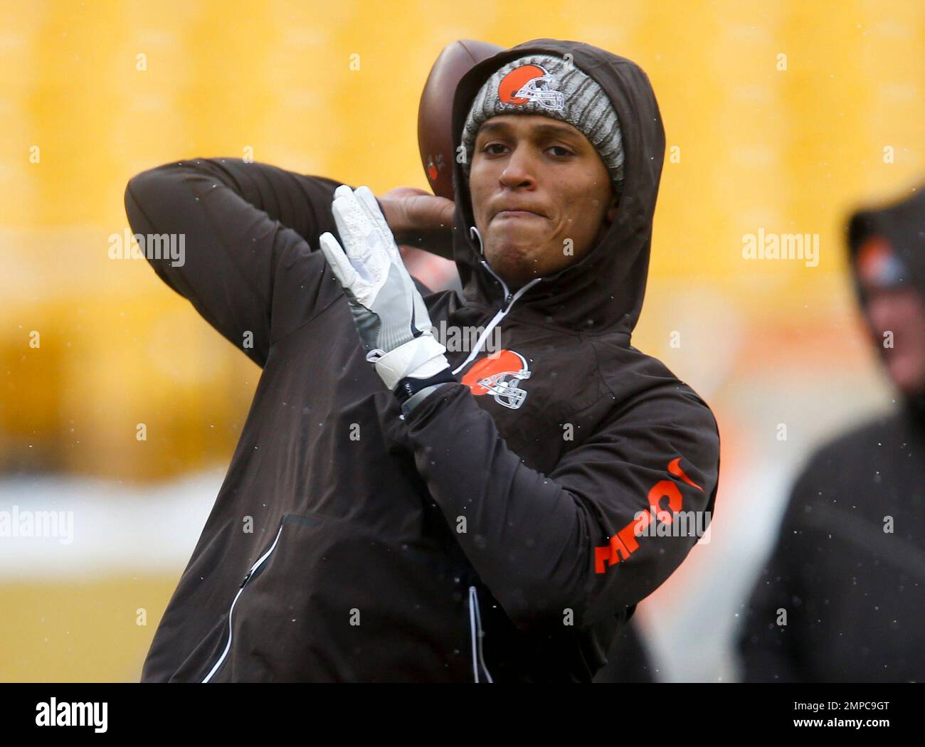 Cleveland Browns quarterback DeShone Kizer (7) warms up before an NFL ...