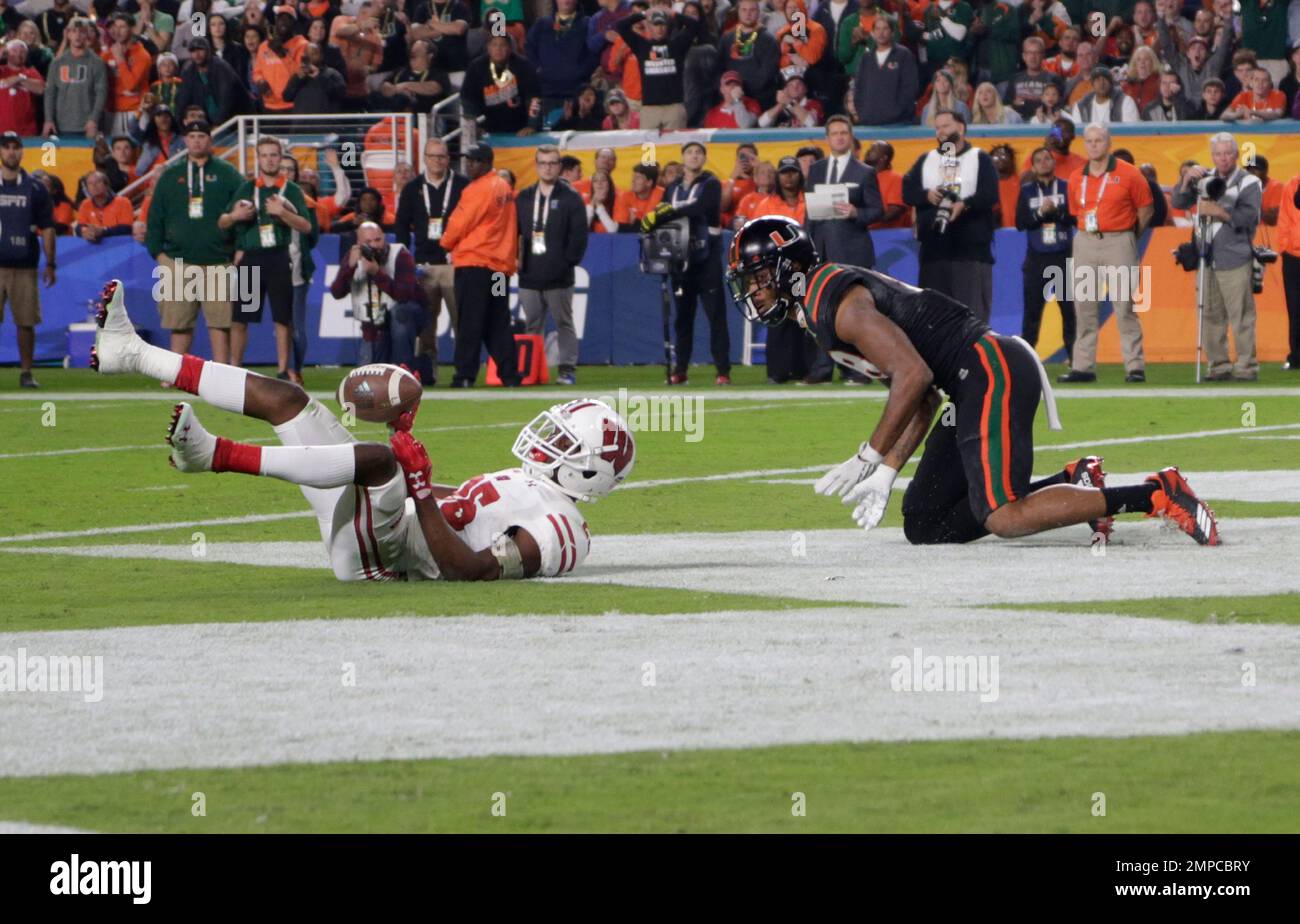 Wisconsin cornerback Derrick Tindal (25) intercepts a pass in the end ...