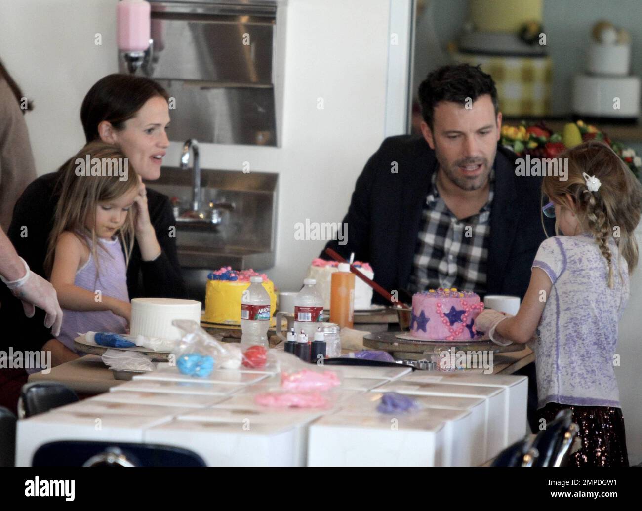 Ben Affleck and Jennifer Garner create makeyourown cakes with