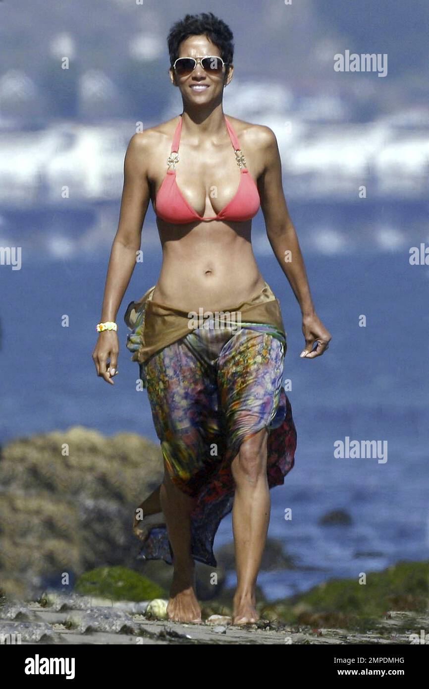 Halle berry bikini hi-res stock photography and images - Alamy