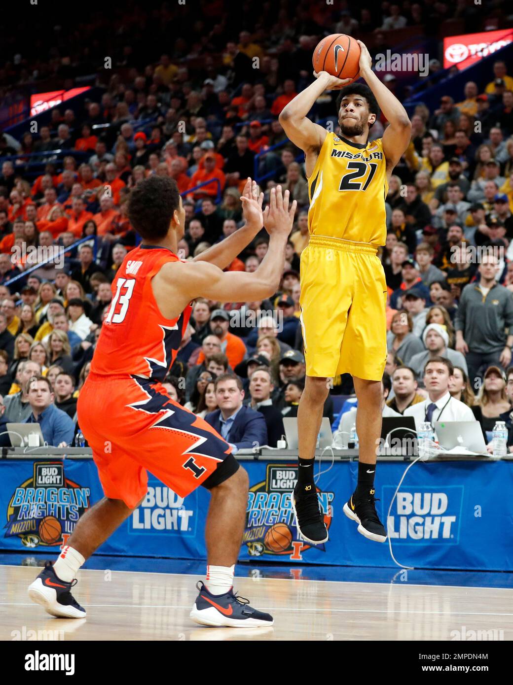 Missouri's Jordan (21) shoots over Illinois' Mark Smith during
