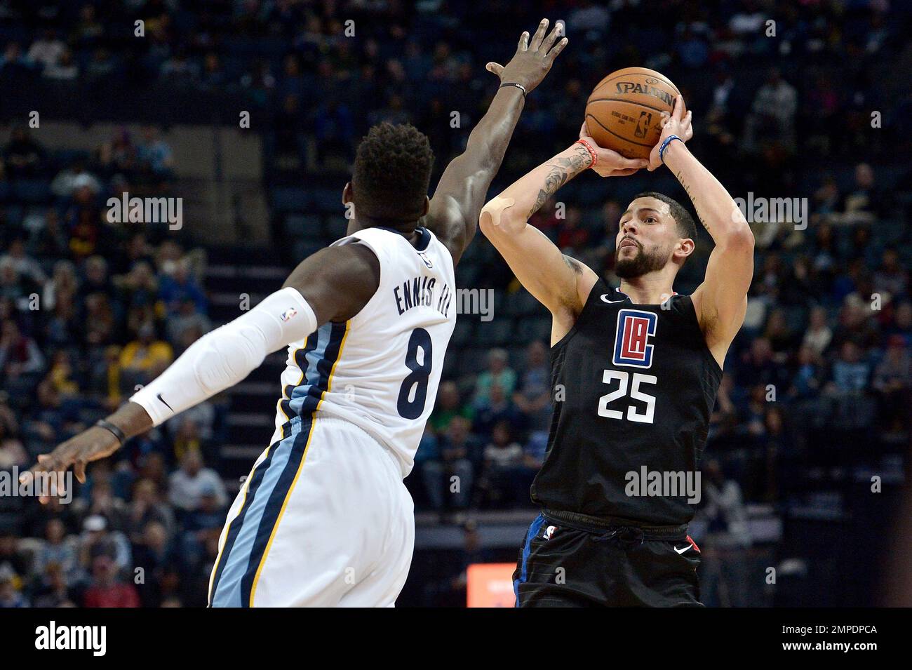 Los Angeles Clippers guard Austin Rivers (25) shoots against Memphis ...