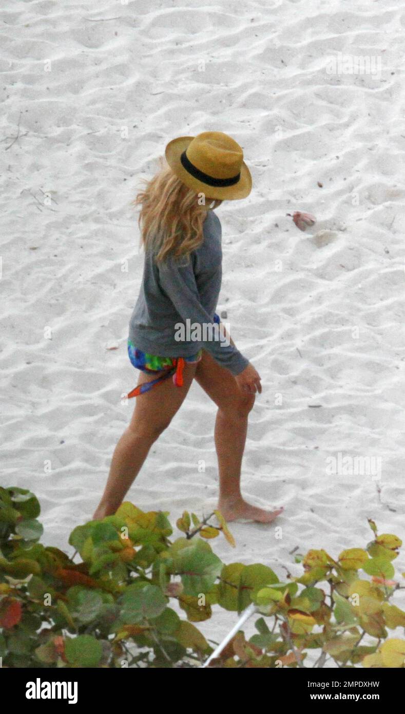 EXCLUSIVE!! Beyonce takes a stroll on the beach and paddles in the ...