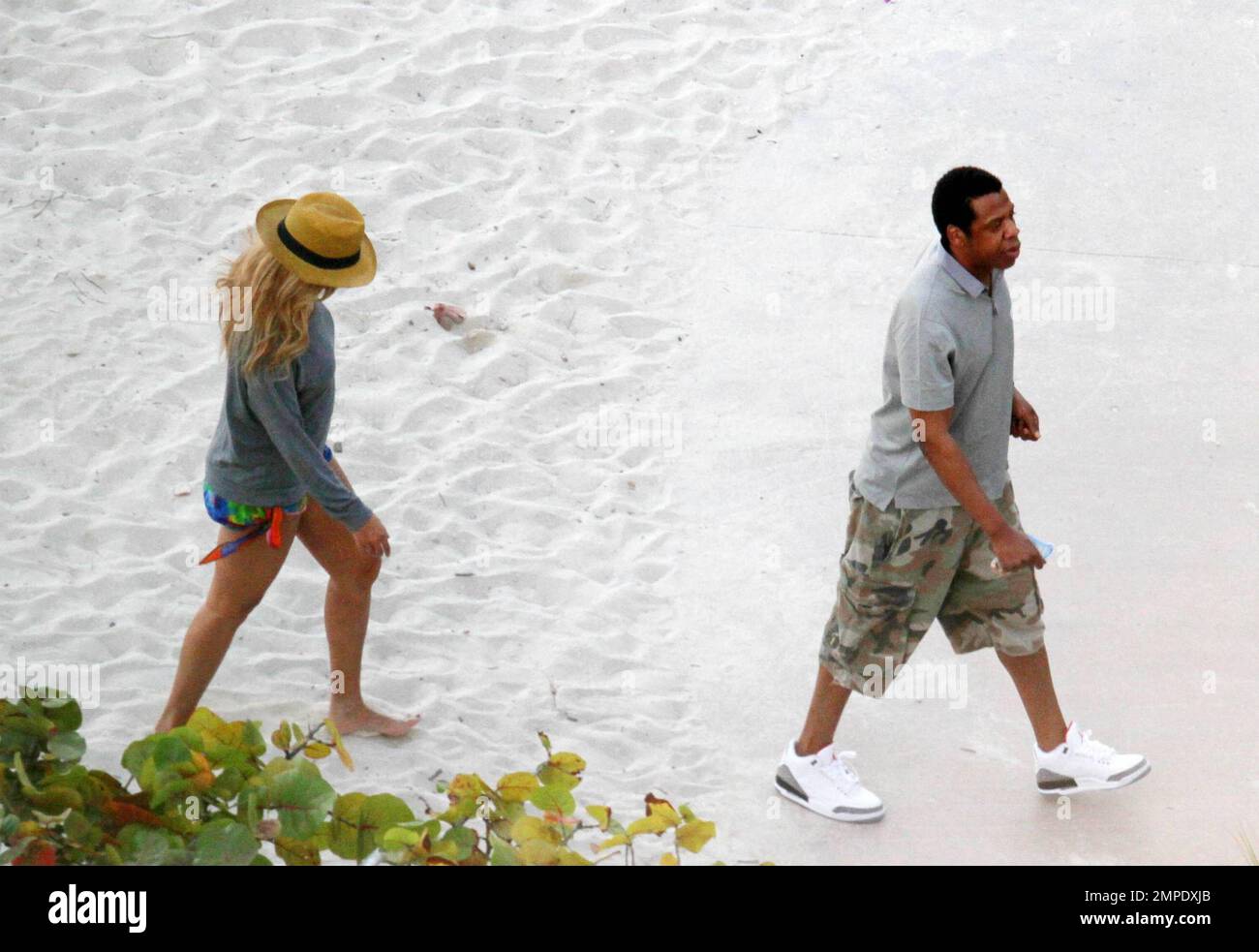 EXCLUSIVE!! Beyonce takes a stroll on the beach and paddles in the ...