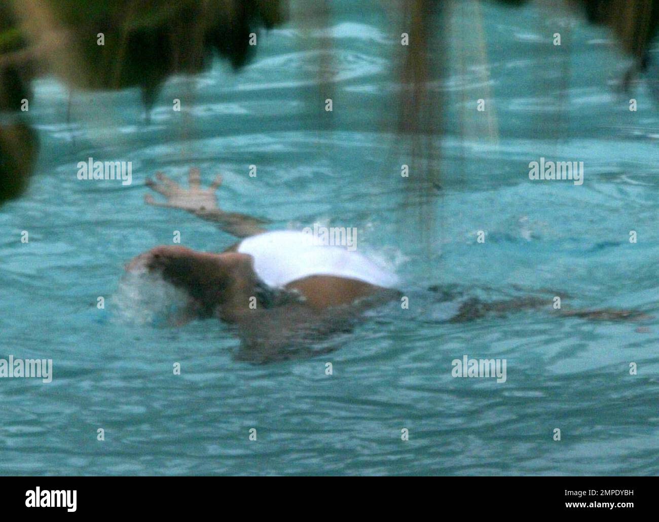 Exclusive!! Beyonce Knowles frolicks in the pool, plays with a friend's ...