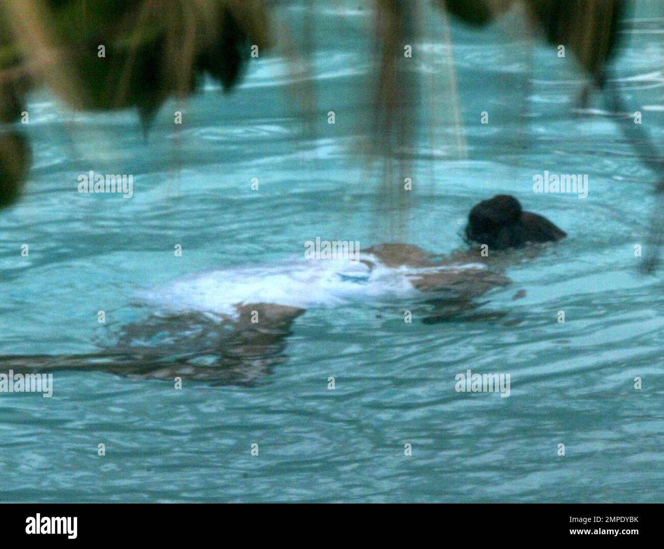 Exclusive!! Beyonce Knowles frolicks in the pool, plays with a friend's ...