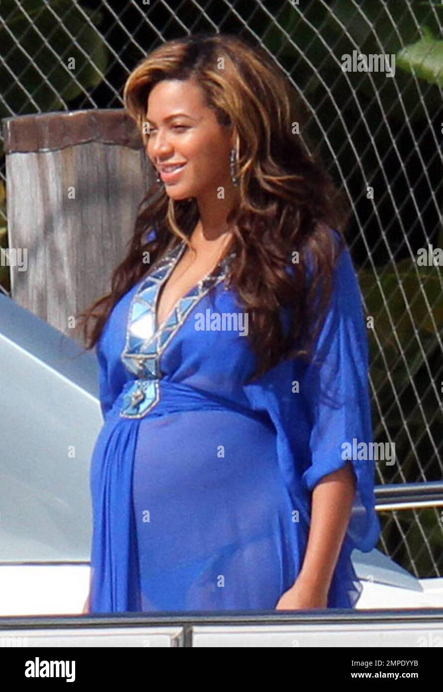 EXCLUSIVE!! Pregnant blooming beauty, Beyonce, spends an afternoon(02)