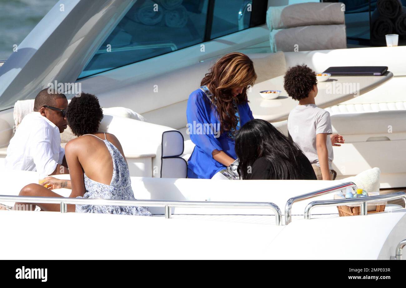 Pregnant blooming beauty, Beyonce, spends an afternoon aboard a luxury ...