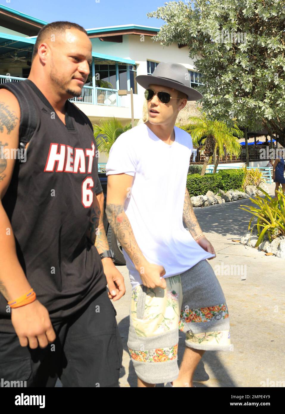 Justin Bieber takes a yacht out in Miami Beach accompanied by friends and  two scantily clad beauties. Miami, FL. 3rd July 2014 Stock Photo - Alamy, image size:957x1390