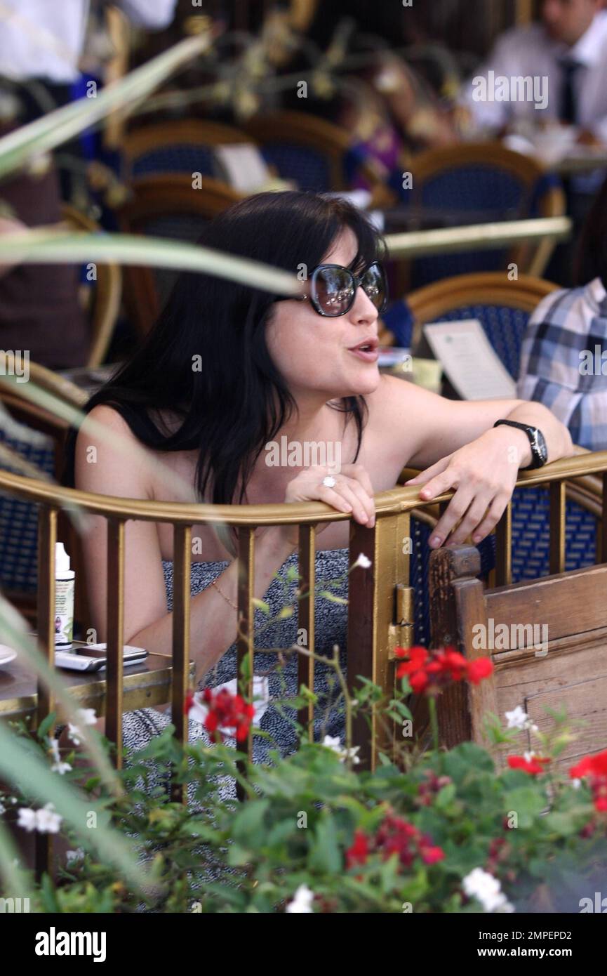 39yearold actress Selma Blair shows off her slim postpregnancy