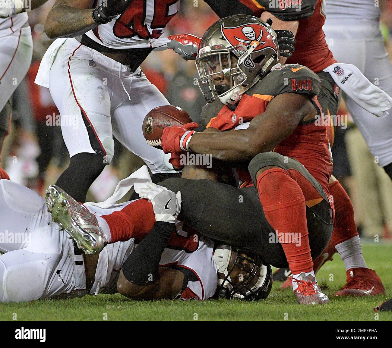 Atlanta Falcons' Deion Jones, left, works against Torrey Green during a  drill at a football practice Monday, May 23, 2016, in Flowery Branch, Ga.  (AP Photo/David Goldman Stock Photo - Alamy