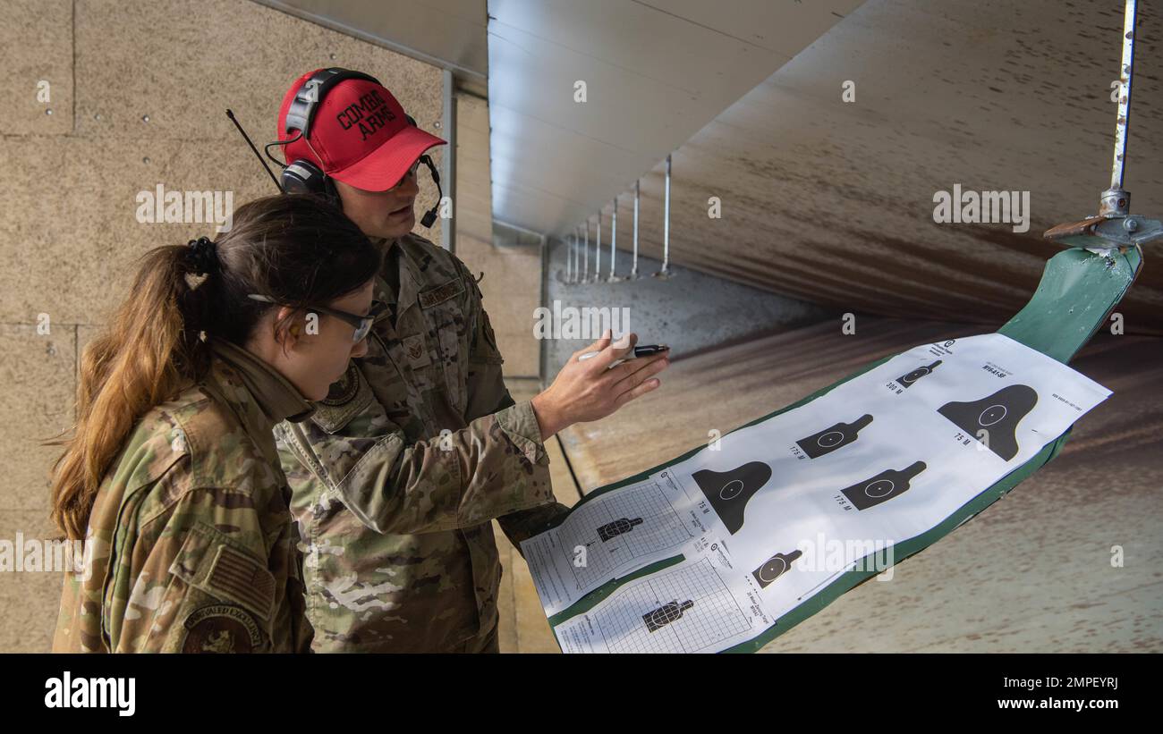 Aiming technique hi-res stock photography and images - Alamy
