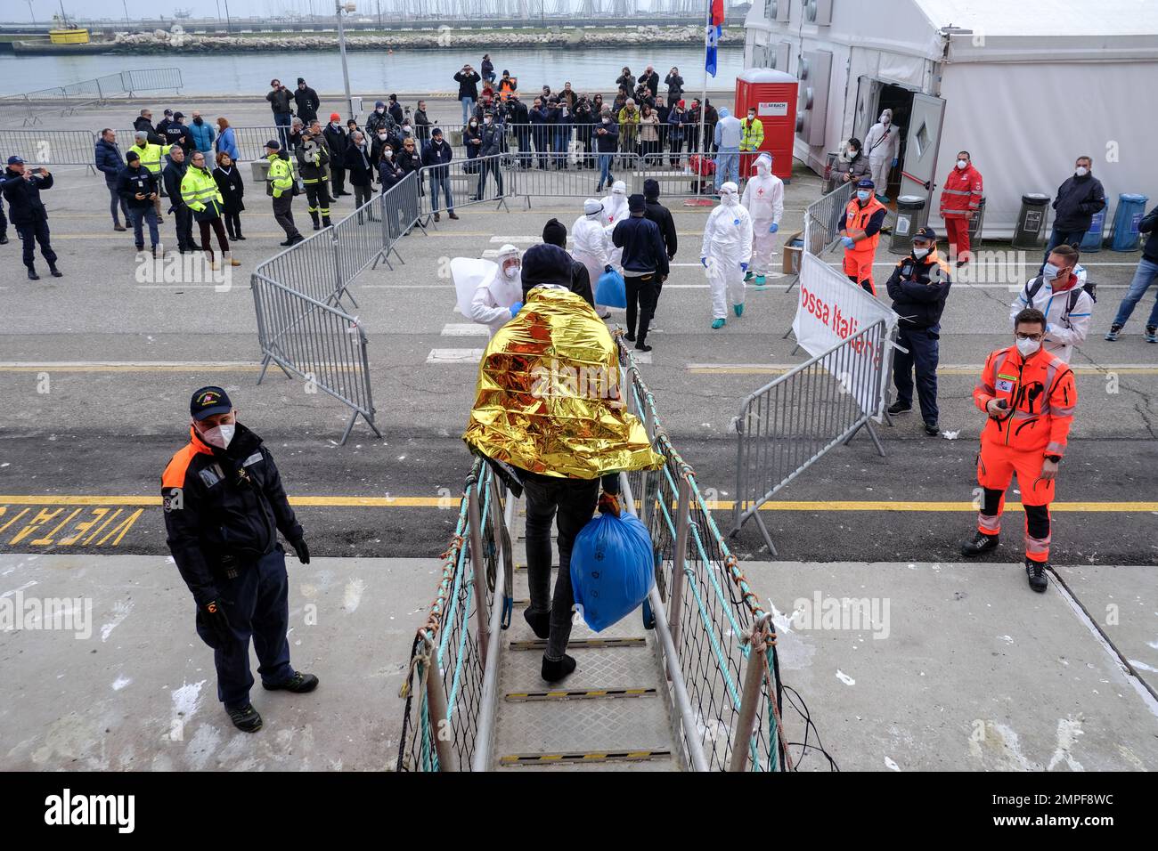 Michael Bunel / Le Pictorium -  the Ocean Viking in the Mediterranean Sea -  31/12/2022  -  Italy  -  Rescuers disembark in Italy in the port of Raven Stock Photo