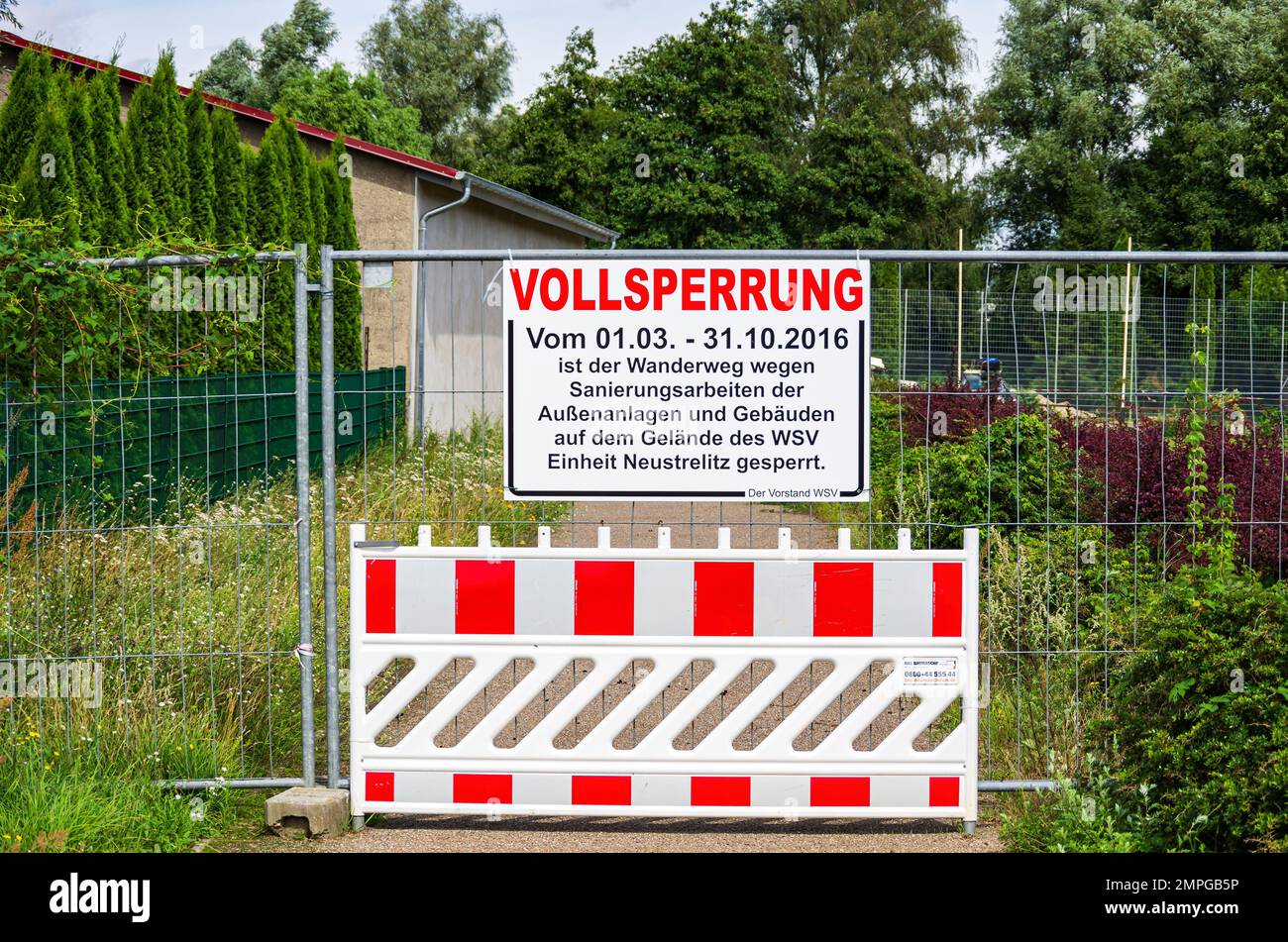 Sign VOLLSPERRUNG (FULL CLOSURE) on the hiking trail around the Zierker See lake in Neustrelitz, Mecklenburg-Western Pomerania, Germany. Stock Photo