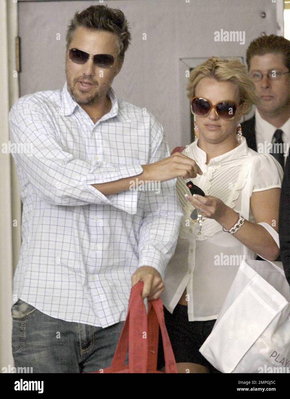  Britney Spears wears a ring on her engagement finger as she and(00)
