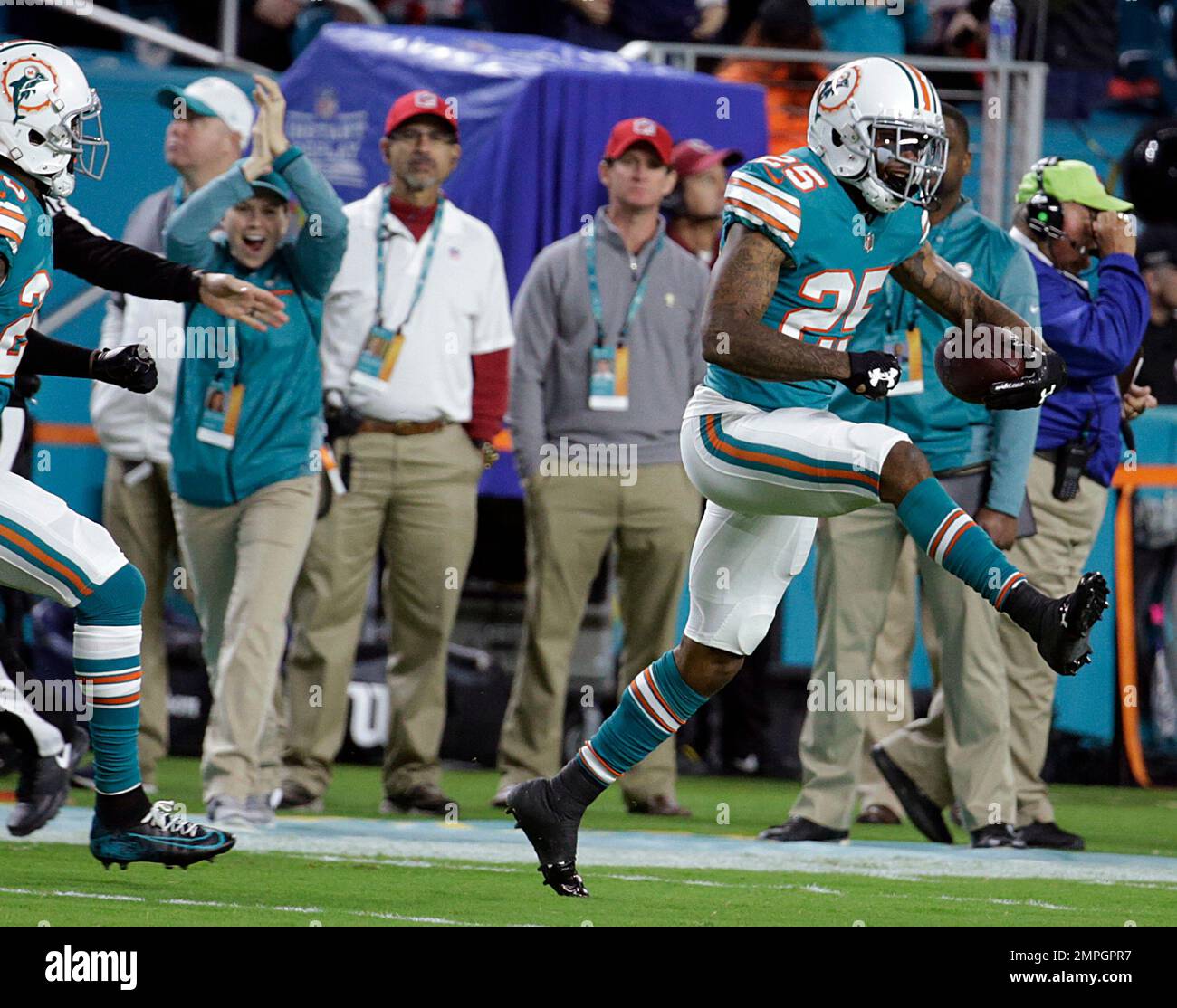 Miami Dolphins cornerback Xavien Howard (25) lines up for the play during  an NFL football game against the Cincinnati Bengals, Thursday, Sept. 29,  2022, in Cincinnati. (AP Photo/Emilee Chinn Stock Photo - Alamy