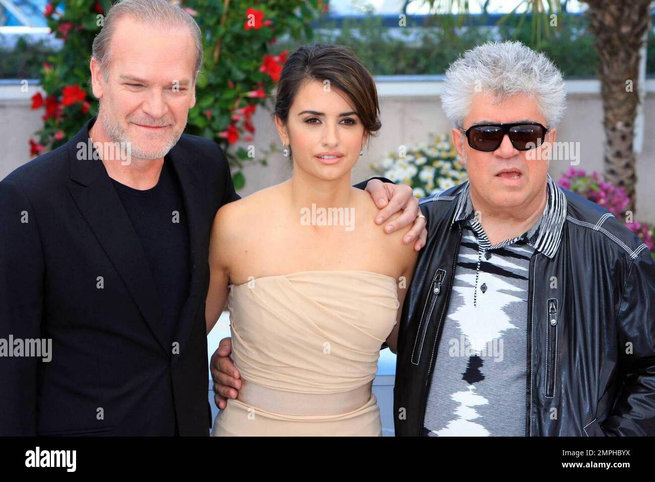 Spanish Beauty Penelope Cruz Poses With Director Pedro Almodovar For The Film Broken Embraces At