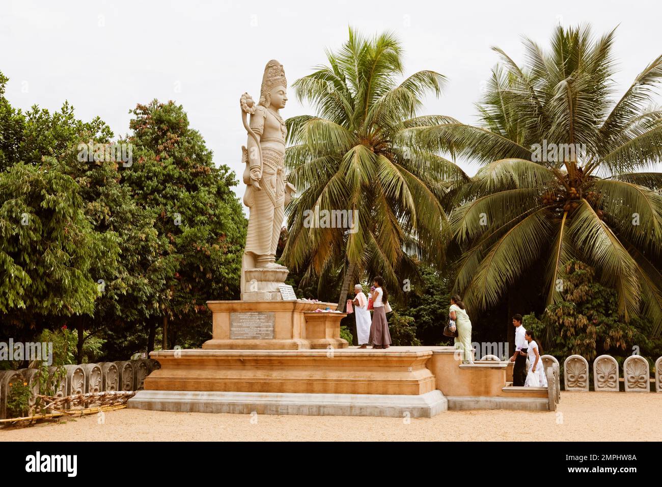 Sri Lankan Buddhists pray at an 18 foot statue of Bodhisattva Avalokitesvara at  the Kelaniya Temple in Kelaniya, Sri Lanka. The Kelaniya Raja Maha Vi Stock Photo