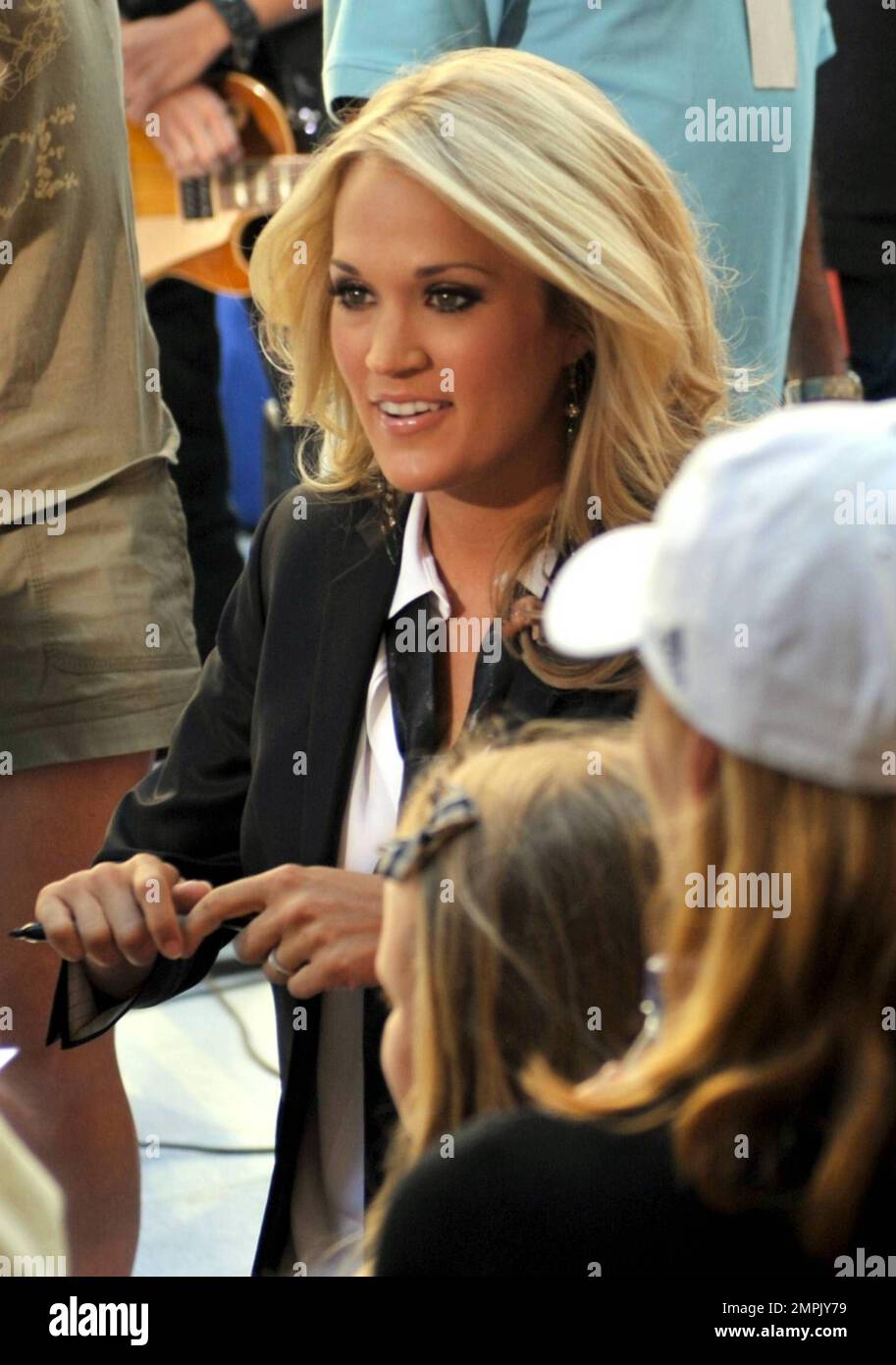 mike-fisher-and-carrie-underwood.jpg?quality=78&strip=all